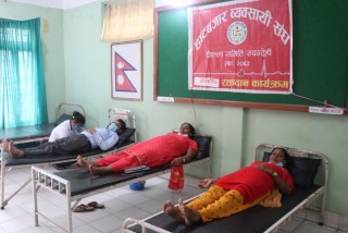 हाट बजार व्यवसायीको  रक्तदानमा जुट्याे २५ युनिट रगत