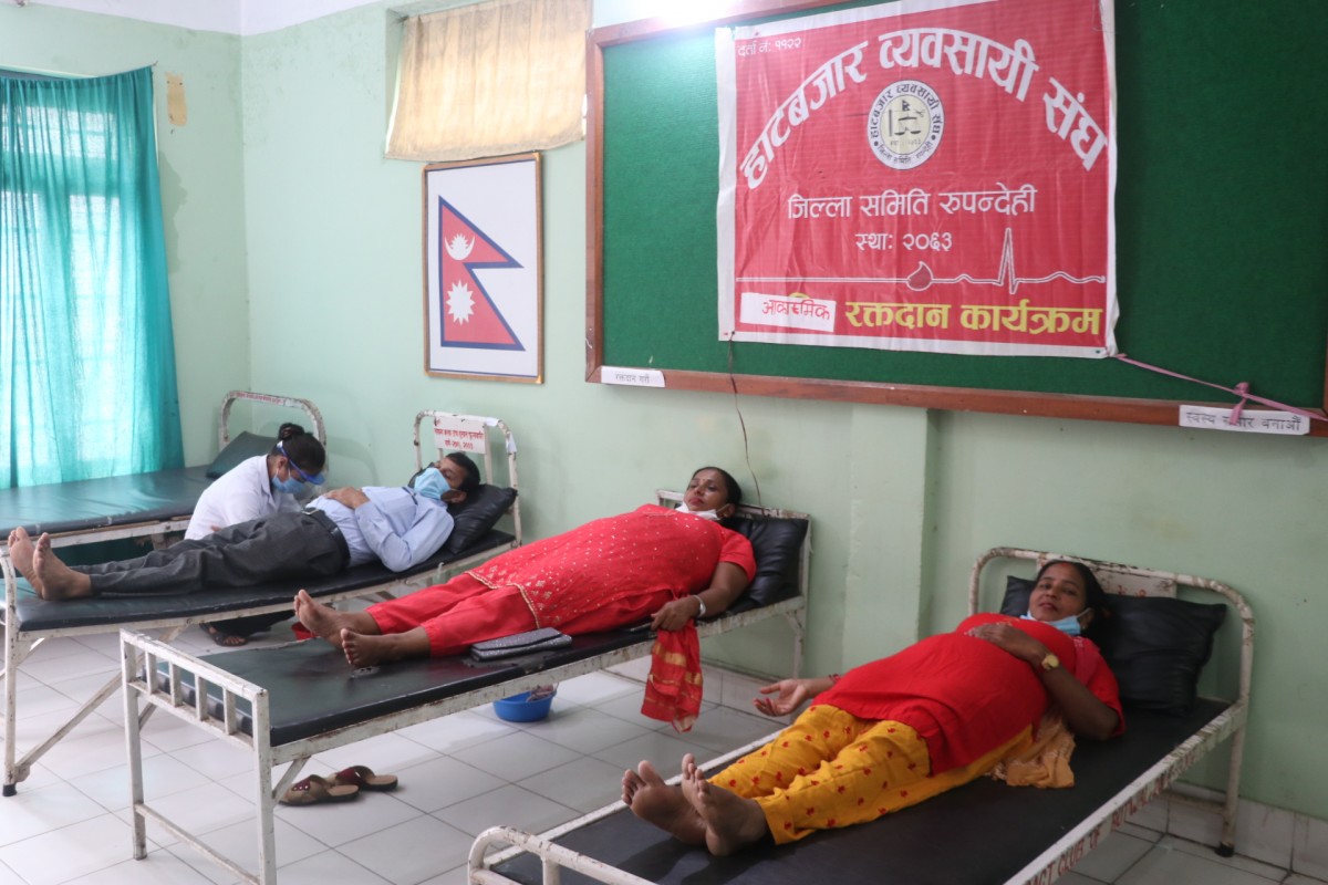 हाट बजार व्यवसायीको  रक्तदानमा जुट्याे २५ युनिट रगत