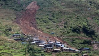 सुनकोशीकाे सुनडाँडामा गएको पहिरोमा चार घर पुरिए