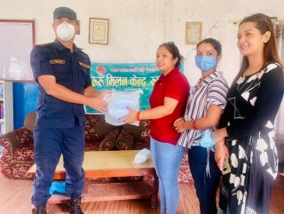 रूरू मिलन केन्द्र रुपन्देहीले बाँड्याे  बुटवल प्रहरीलाइ ५ सय थान सर्जिकल मास्क