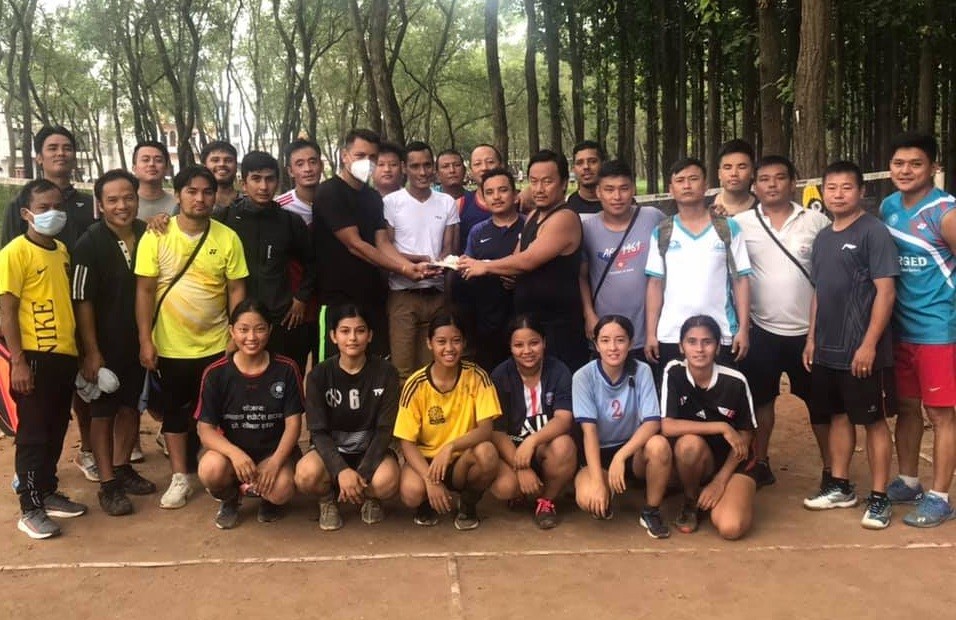 दुर्घटनाबाट घाइते  खेलाडी परियारलाई लाफा समुह बुटवलद्वारा आर्थिक सहयोग