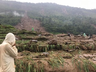सिन्धुपाल्चोकमा फेरि खस्याे पहिरो : पुरिए १८ घर,१५ जना बेपत्ता
