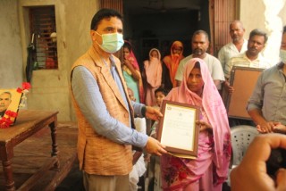 स्व.काेहारको परिवारलाई लुम्बिनी विकास कोषद्वारा १लाख १ हजार सहयोग