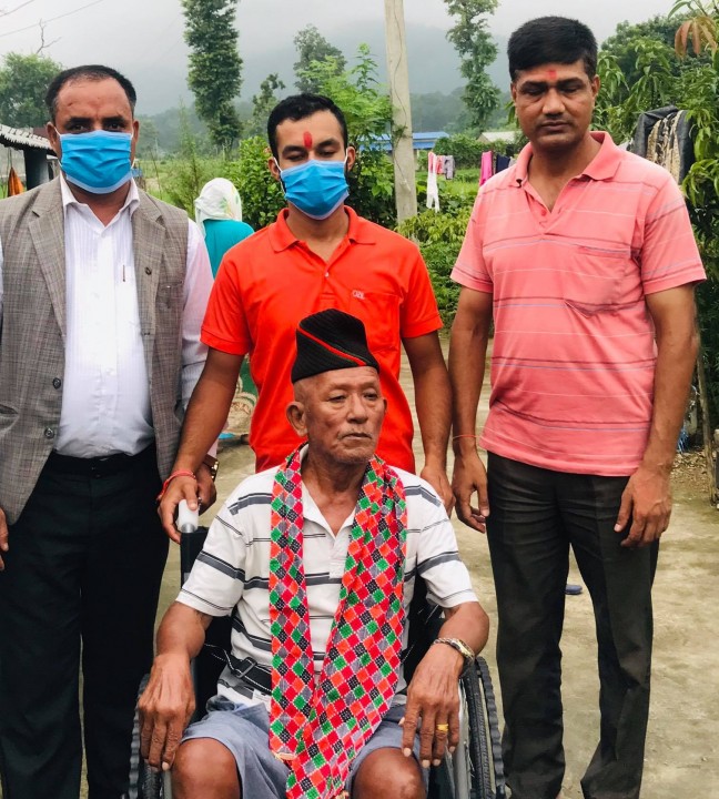 देवदहका ७३ बर्षीय अशक्त खमबहादुरलाई  सुरजले दिए आफ्नाे जन्मदिनमा ह्विल चियर