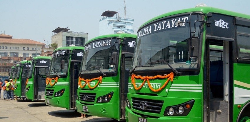साझा यातायातले आजबाट लामो दूरीका डिलक्स रात्री बस चलाउँदै