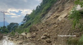ठाउँठाउँमा पहिराे खसेपछि बुटवल-तानसेन सडकखण्ड अवरुद्ध