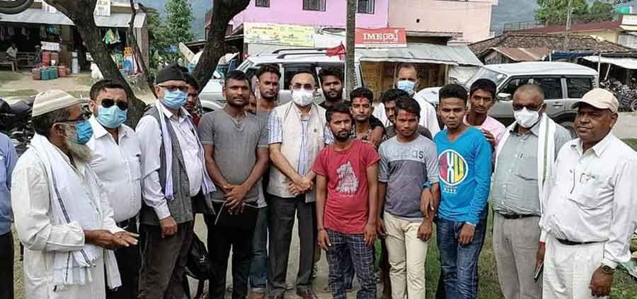 पश्चिम नवलपरासीकाे सुस्तामा नेकपा र जसपाका ७३ जना नेता कार्यकर्ता कांग्रेसमा प्रवेश