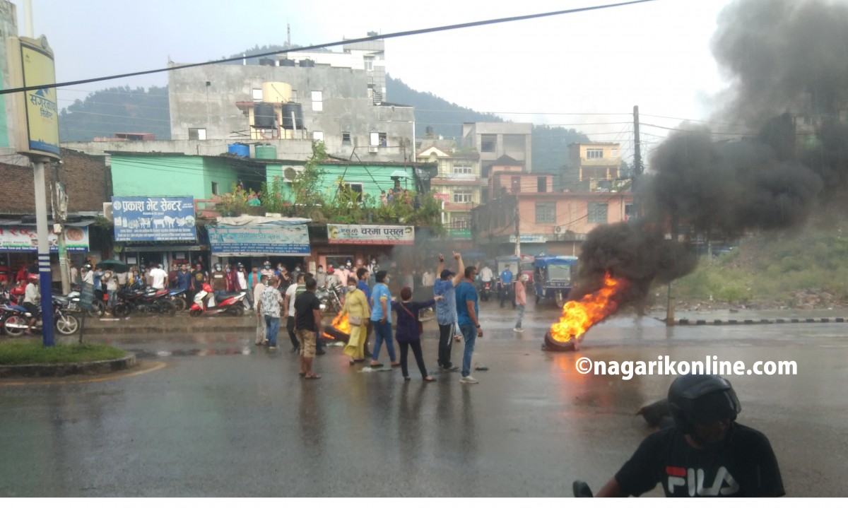राजधानी दाङ देउखुरी जाने भएपछि बुटवलमा नेविस‌ंघले बाल्याे टायर,नाराबाजी गर्दै आधादर्जन सरकारी गाडीमा ताेडफाेड [फाेटाेफिचर]