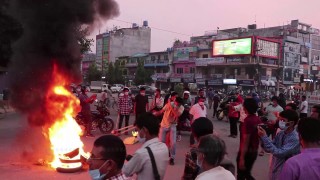 बुटवलकाे मिलनचाेकमा मुख्यमन्त्रीकाे स्कटीङका गाडीमा ढुंगा प्रहार,कांग्रेसका युवा नेताहरु पक्राउ