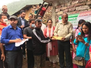 सिवाइसी सहकारीद्वारा बाढी बागलुङका पहिरो प्रभावितलाई ५ लाख ६१ हजार आर्थिक सहयोग