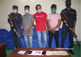 दाङमा  एक किलो सुनसहित  तीन जना पक्राउ,जुत्ता मुनि लुकाएर सुनको अवैध तस्करी !