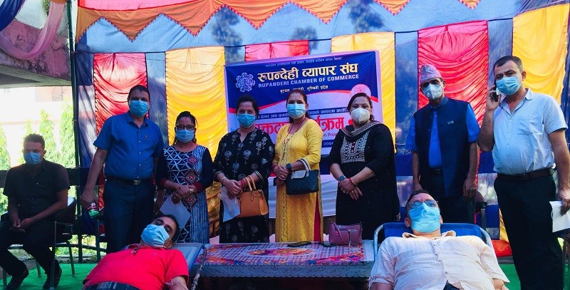 रुपन्देही व्यापार संघले गर्यो बुटवलमा रक्तदान,७० युनिट रगत संकलन