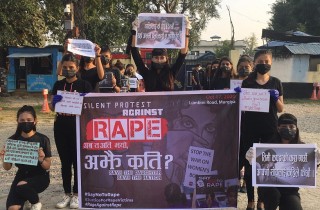 रुपन्देहीका युवतीहरु कालाे पाेशाकसहित सडकमा उत्रिए,भन्छन्-‘व्यक्तिलाई के दोष,यहाँ असली बलात्कारी त कानुन हो !’