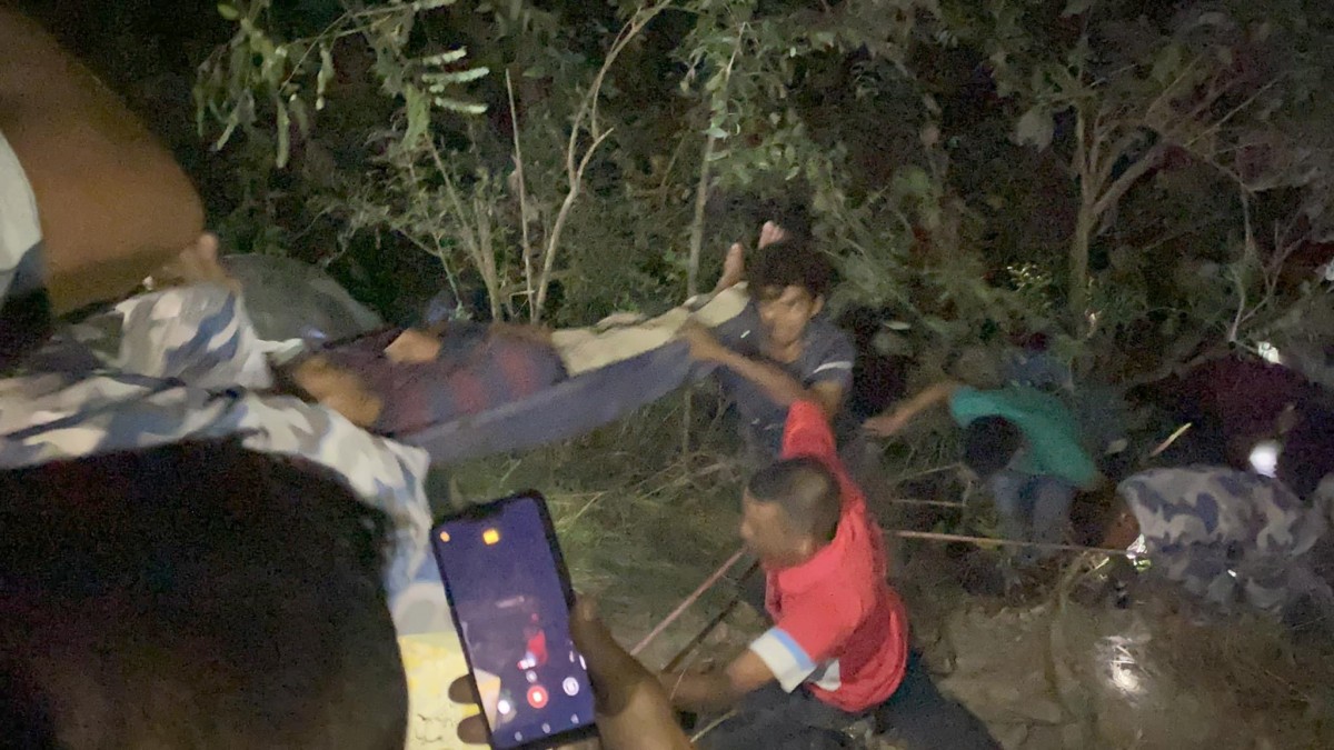 पाल्पाबाट बुटवल आउँदै गरेको मोटरसाइकल तिनाउ नदीमा खस्यो ,२ जनाको जिवितै उद्धार !
