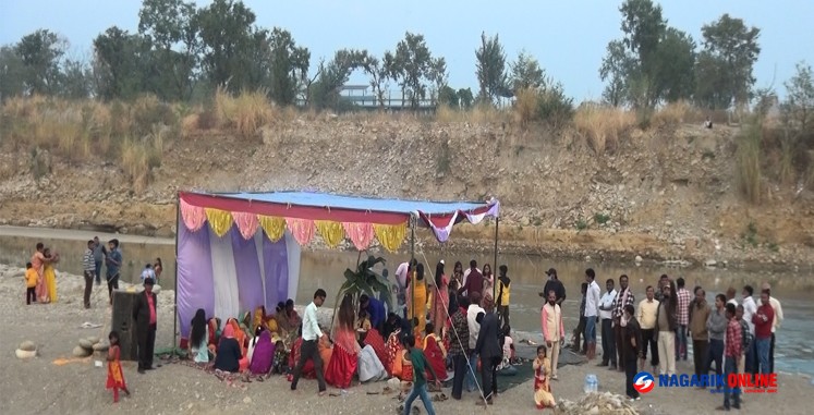 छठ पर्वको आज तेश्रो दिन अस्ताउँदो सूर्यलाई अर्घ दिईयो