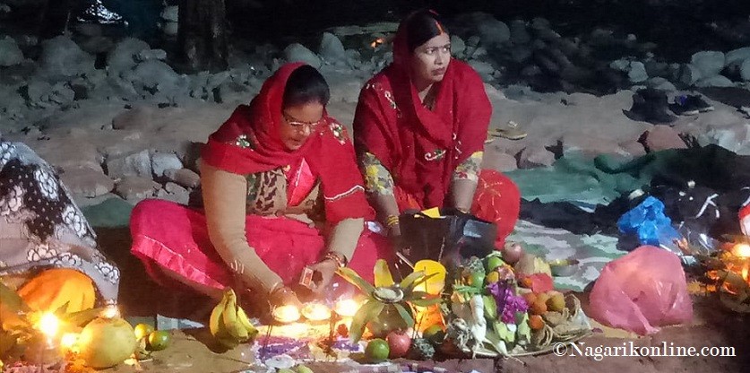 छठ पर्व :आज साँझ अस्ताउँदो सूर्यलाई पूजा गरी मनाइँदै
