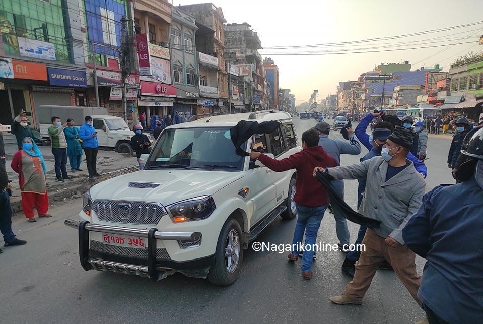 राजधानीसंग अर्थमन्त्री पद साटेको भन्दै बिष्णु पौडेललाइ बुटवलमा तरुण दल र नेविसंघको कालोझण्डा (फाेटाेफिचर)
