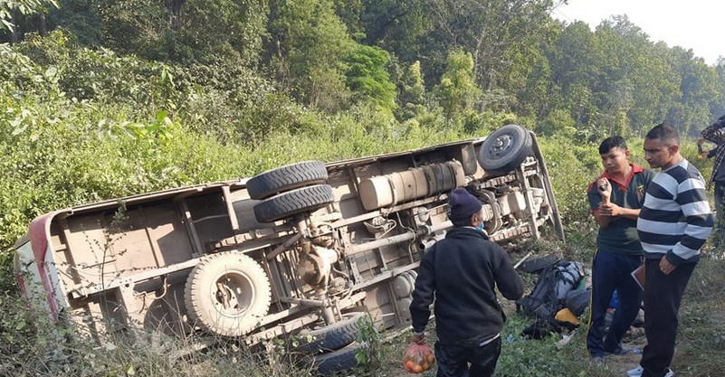 नारायणगढ जाँदै गरेको यात्रुबाहक बस रुपन्देहीको देवदहमा दुर्घटना,१५ जना घाइते