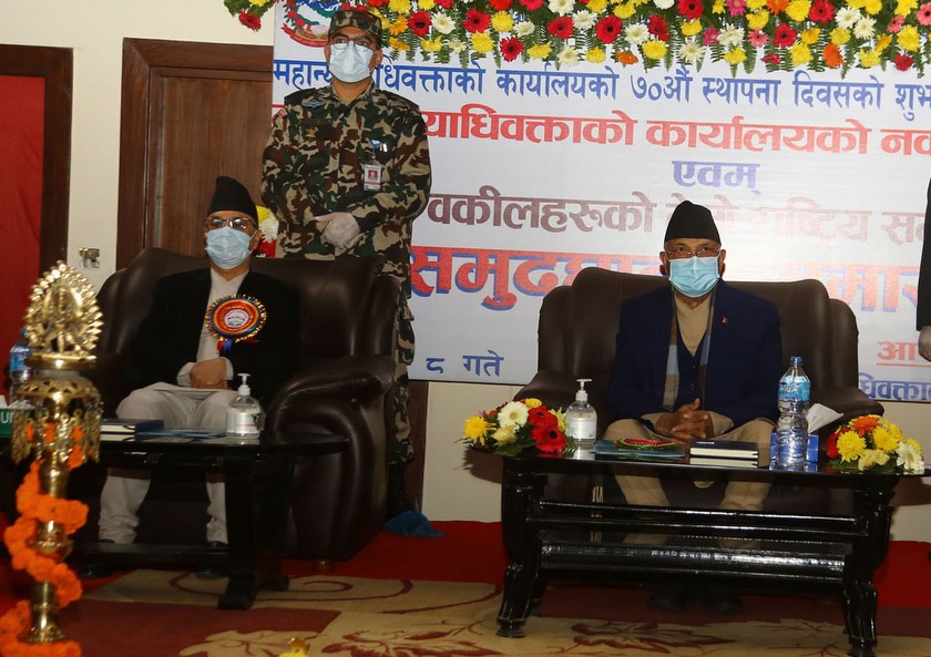 प्रधानमन्त्री–प्रधानन्यायाधीश ‘खासखुस’ :  इजलास छोट्याएर प्रधानन्यायाधीश प्रधानमन्त्रीसँगै एउटै मञ्चमा !