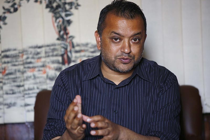 आफैंले बनाएको संविधानमा कू हुँदैगर्दा त्यसविरुद्ध चुइँक्क नबाेल्ने नेम्वाङको निरीहता देख्दा दया लाग्याे : गगन थापा