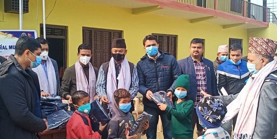 मुक्तिनाथ लायन्सद्वारा विद्यार्थीलाई न्यानो कपडा बितरण