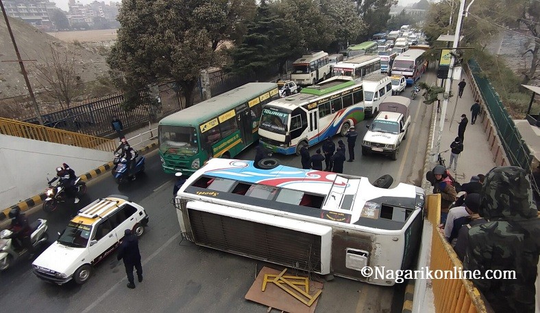 भद्रकालीको आकासे पुलछेउमा बस पल्टियाे,३ जना घाइते