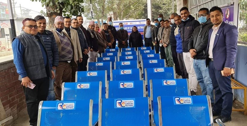 रोटरी क्यापिटल बुटवलद्वारा लुम्बिनी प्रादेशिक अस्पताललाई कुर्ची प्रदान