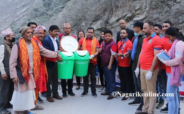मेगा बैँकद्वारा शिद्धबाबा मन्दिरमा डस्टबिन वितरण र सरसफाइ