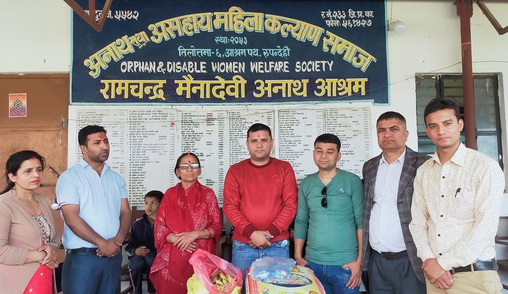 शान्ति समाज रुपन्देहीका उपसभापति भट्टराइ र सहसचिब पाण्डेले गरे जन्मदिनमा आश्रममा खाद्यान्न सहयोग