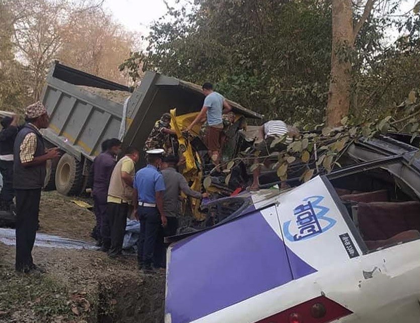 कोहलपुरमा  बस र टिप्पर ठाेक्किए,५ जनाको मृत्यु