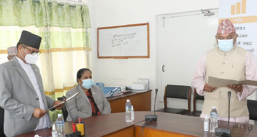 लुम्बिनीबाट राष्ट्रियसभामा निर्वाचित दृगनारायण पाण्डेले लिए सपथ