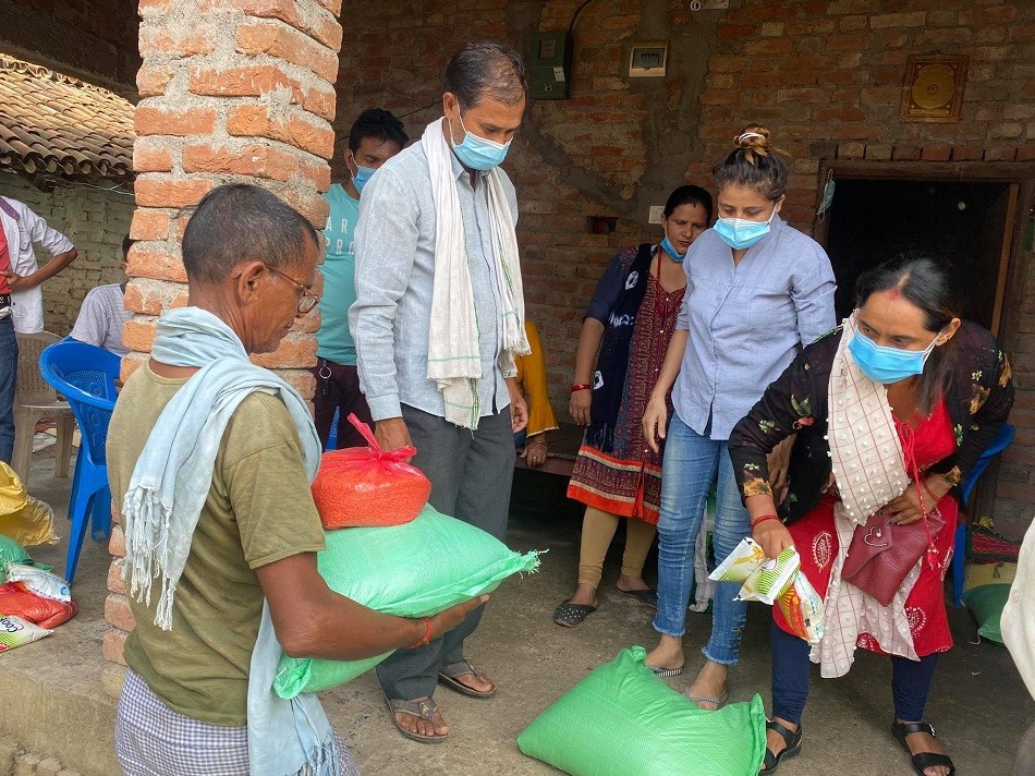 अति विपन्न परिवारलाई खाद्यान्न बाँड्दै घरघरमा पुगिन् पत्रकार कमला