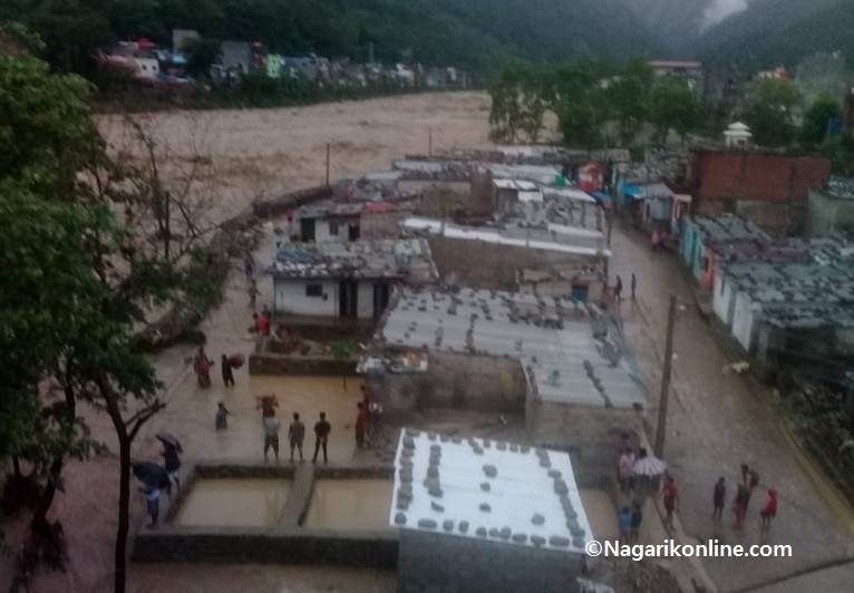 आकाशमा बादल मडारिएपछि निदाउँदैनन् तिनाउ किनारवासी !
