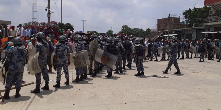प्रभु साह सहभागि रौतहट मौलापुरको नगरसभामा झडप,प्रहरीद्वारा पाँच राउण्ड अश्रु ग्यास प्रहार