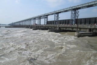 सप्तकोशी नदीमा जलवहाव उच्च भएपछि ५६ वटा ढोका खोलिए