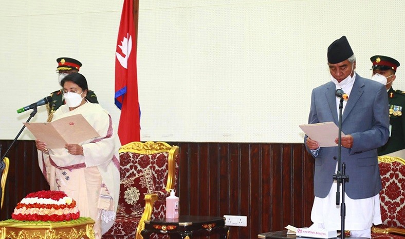नवनियुक्त प्रधानमन्त्री देउवालाई शपथ दिलाएसँगै ४ मन्त्रीले पनि लिए शपथ