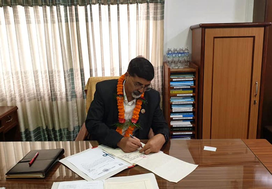 अर्थमन्त्री शर्माले दिए खोप खरिदका लागि ५ अर्बको सहमति