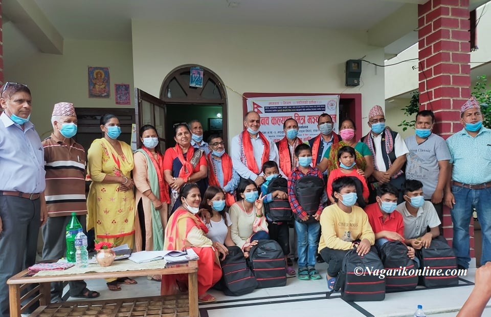 मानव कल्याण मित्र मञ्चद्वारा पाठ्पुस्तक तथा शैक्षिक सामाग्री प्रदान