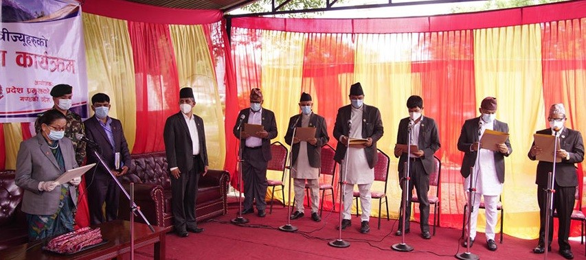 गण्डकीको मन्त्रिपरिषद् ११ सदस्यीय पुग्याे,थप ६ मन्त्रीहरुले लिए शपथ
