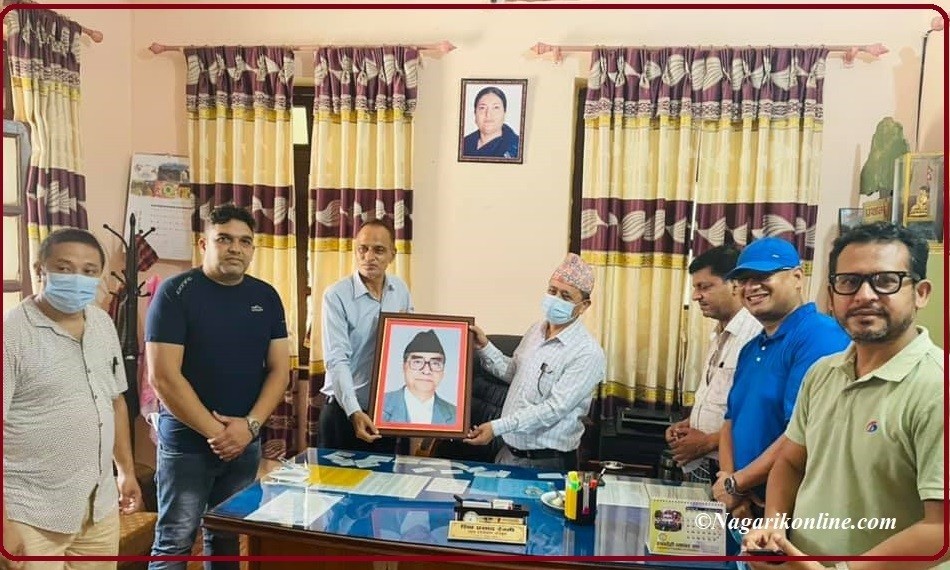 मेयरको कार्यकक्षमा प्रधानमन्त्री देउवाको फोटो नराखेको बुटवल उपमहानगरलाई काँग्रेसले दियाे फोटो उपहार !