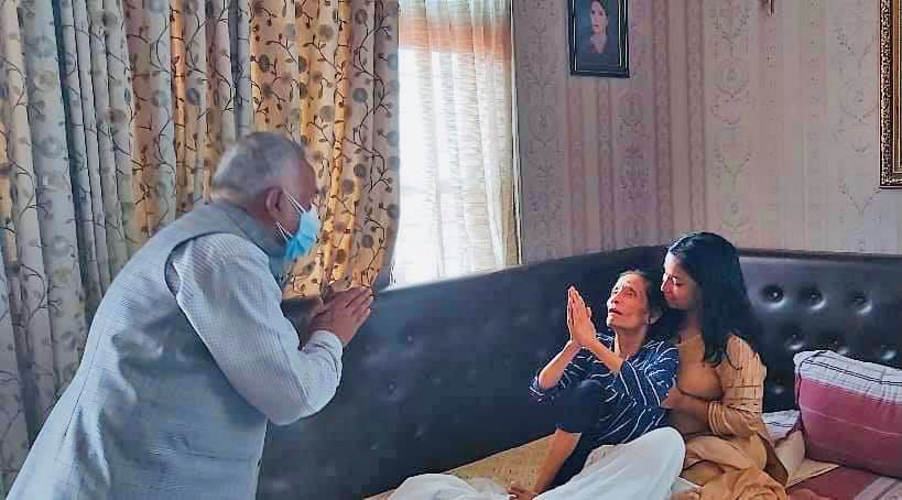 कांग्रेस वरिष्ठ नेता रामचन्द्रले भेटे सीता दाहाललाई,स्वास्थ्य अवस्थाबारे लिए जानकारी