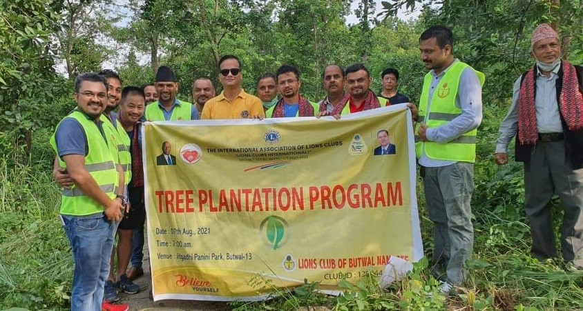 लायन्स क्लव अफ बुटवल नमस्तेद्वारा पाणिनी पार्कमा बृक्षारोपण