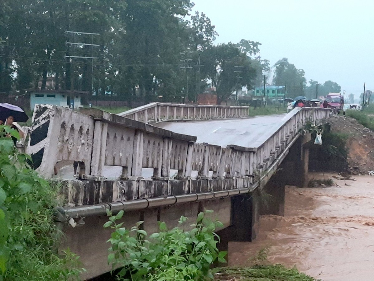 रुपन्देहीको देवदहस्थित घोडाहा खोला पुल भासिँदा पूर्व-पश्चिम यातायात बन्द