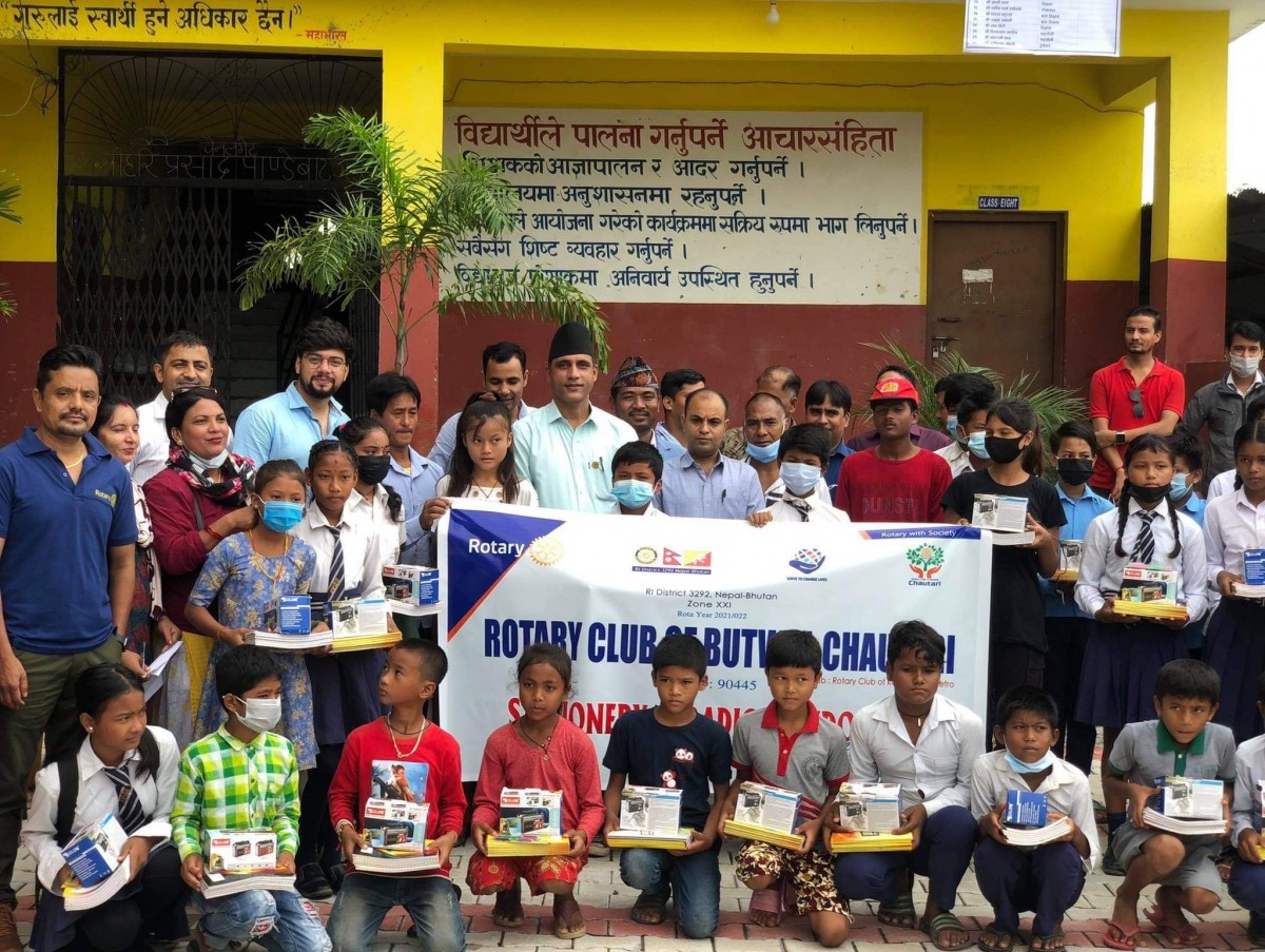 रोटरी क्लव अफ बुटवल चौतारीले पश्चिम पँहुनी माबिमा बाँड्यो शैक्षिक सामग्री तथा रेडियो