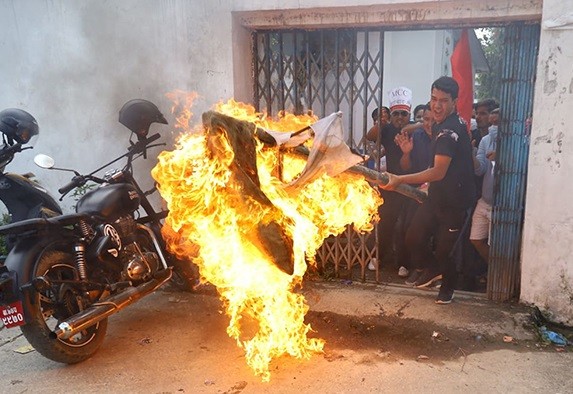 सत्तारुढ अनेरास्ववियूद्वारा गृहमन्त्री खाँणको पुत्ला दहन,एमसीसीको बिराेध