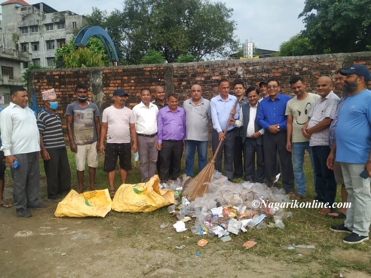 मतदानस्थलकै फोहोर उठाएर बुटवलमा खेलराजले शुरु गरे तेस्रो कार्यकाल