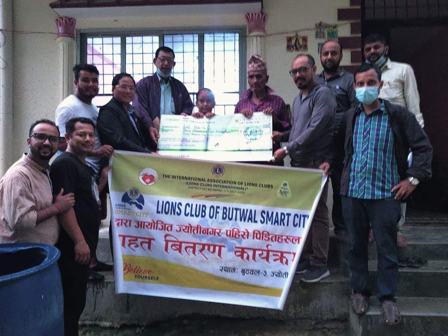 ज्योतिनगरका पहिरो पिडीतलाई लायन्स क्लव अफ बुटवल स्मार्ट सिटीको आर्थिक सहयोग
