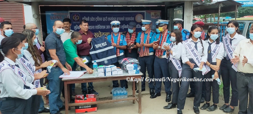 नाडा लुम्बिनीद्वारा ट्राफिक प्रहरीलाई रिफ्लेक्टर ज्याकेट,यात्रुलाइ मास्क र सवारीमा स्टिकर टाँस !