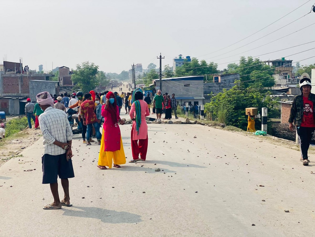 रूपन्देहीको माेतिपुरमा प्रहरी र स्थानीयबिच झडप,प्रहरीले गाेली चलायाे,२ जना घाइते