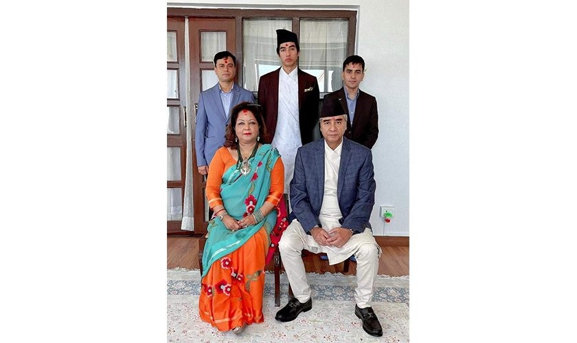 प्रधानमन्त्री देउवाले गुरु टिकाराम घिमिरेबाट ग्रहण गरे दशैँको टीका जमरा